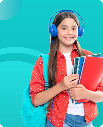 Gambar yang menggambarkan seorang siswa yang mengenakan headphone dan memegang buku catatan dengan latar belakang teal, mewakili alat pembelajaran audio untuk penggunaan akademis.