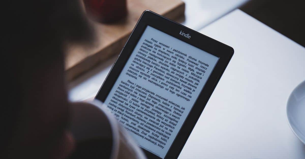 Mengaktifkan membaca dengan suara keras di Kindle